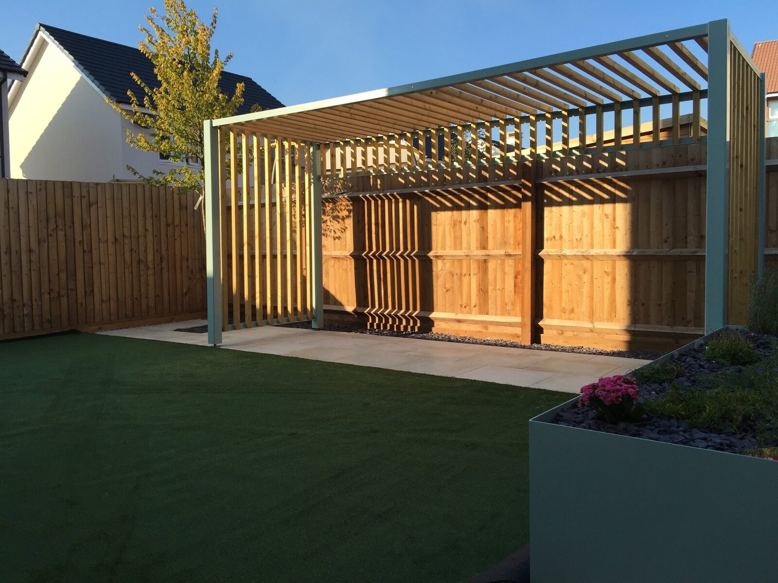 Timber screen and pergola outdoor living space built by Stonebuilt Projects